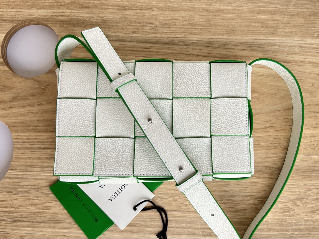 Cassette Intreccio Leather Cross-body Bag White/Green